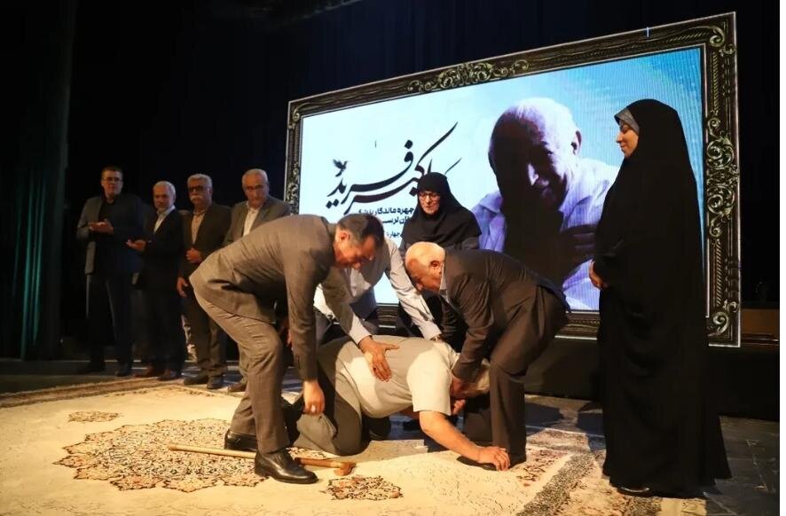 تجلیل باشکوه از چهره ماندگار عرصه پزشکی لرستان + عکس