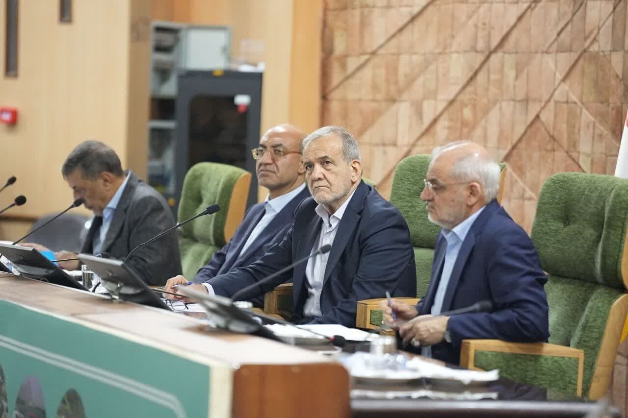 شوخی جالب رئیس جمهور با محدودیتهایش/ ما در یک محاصرهای قرار دادهاند و نمیگذارند راحت کار کنیم