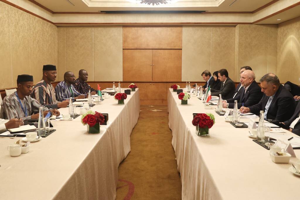 تصویری از لباس جالب رئیس مجلس بورکینافاسو در دیدار با قالیباف