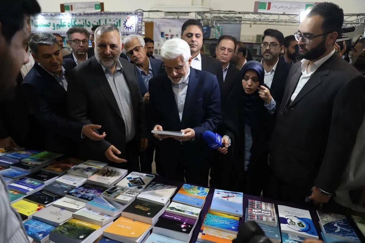 عارف به نمایشگاه کتاب رفت + عکس