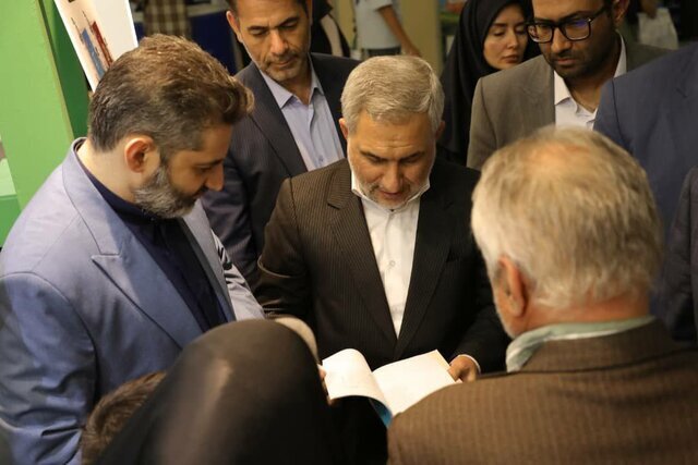 تصاویری از بازدید معاون راهبری دولت از نمایشگاه کتاب/ او از کدام غرفهها دیدار کرد؟