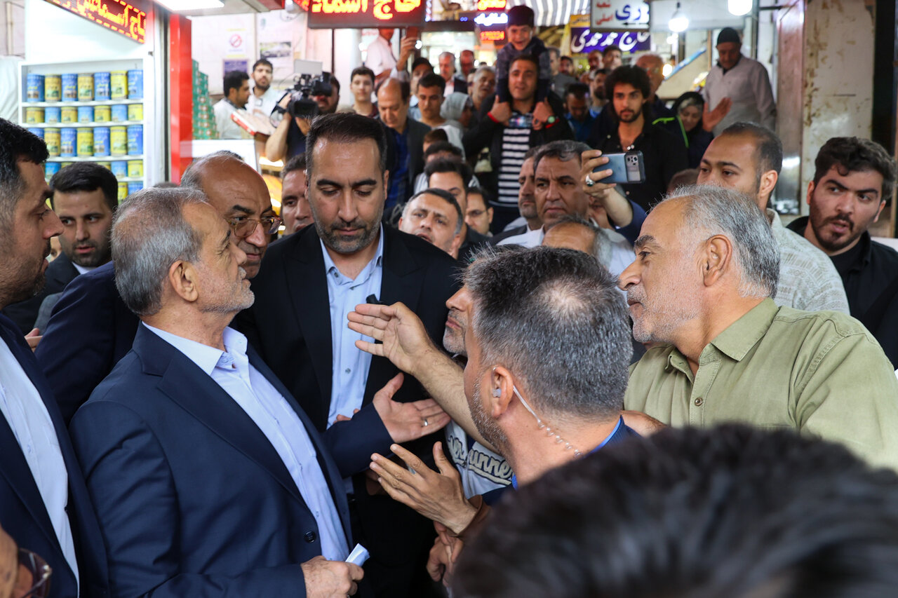 حرف های درگوشی با مسعود پزشکیان در وسط بازار/ رئیس جمهور به میان مردم رفت+ تصاویر