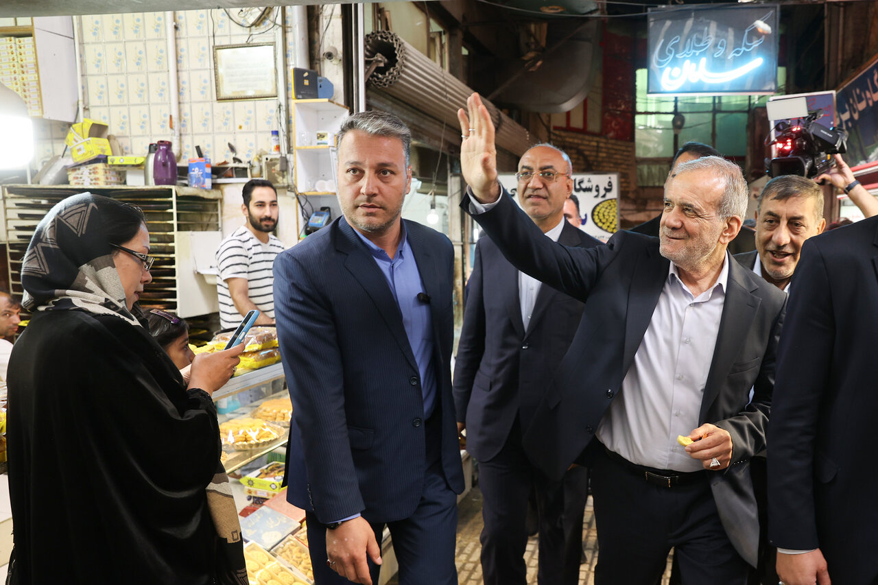 حرف های درگوشی با مسعود پزشکیان در وسط بازار/ رئیس جمهور به میان مردم رفت+ تصاویر