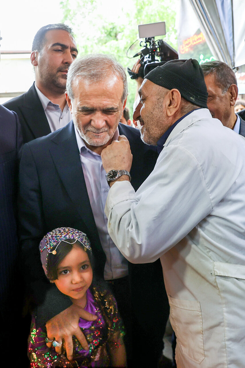 حرف های درگوشی با مسعود پزشکیان در وسط بازار/ رئیس جمهور به میان مردم رفت+ تصاویر