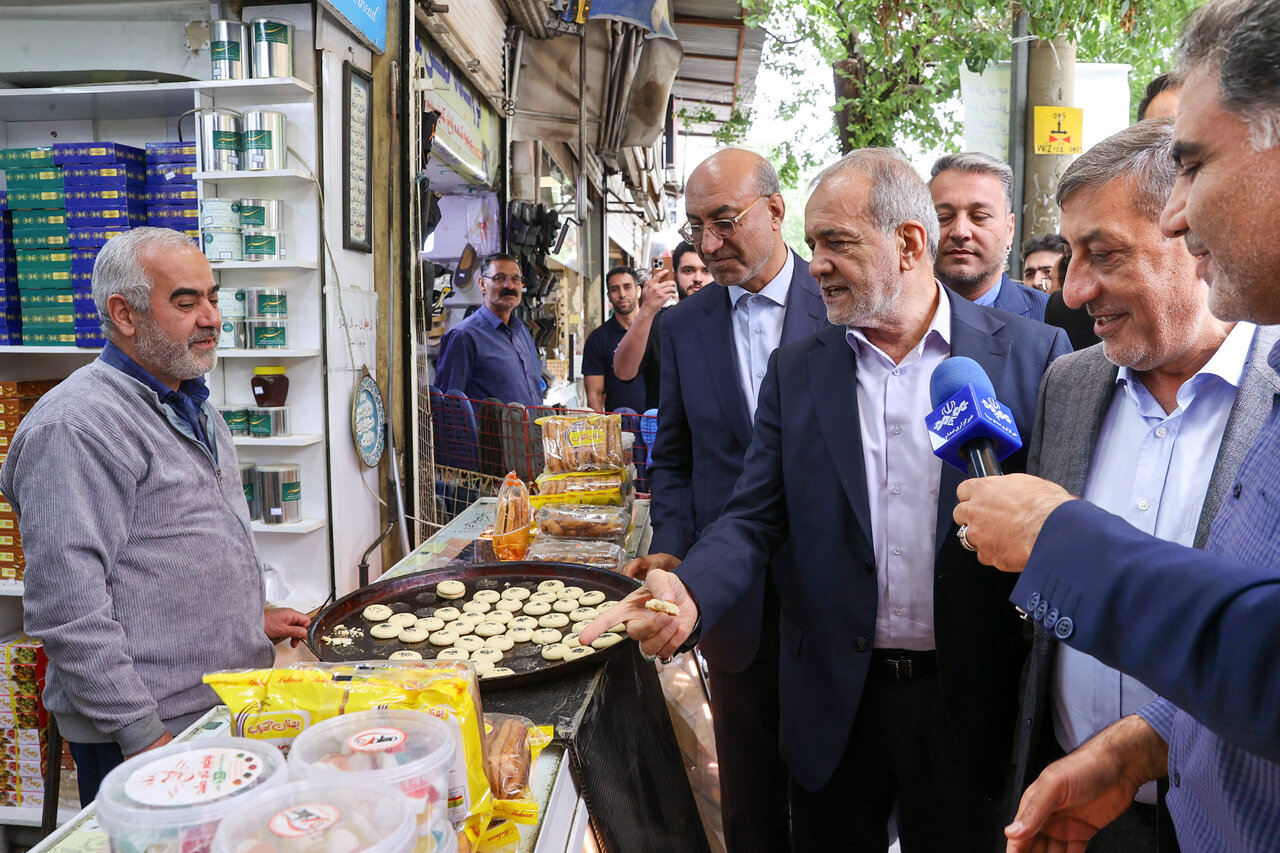 حرف های درگوشی با مسعود پزشکیان در وسط بازار/ رئیس جمهور به میان مردم رفت+ تصاویر