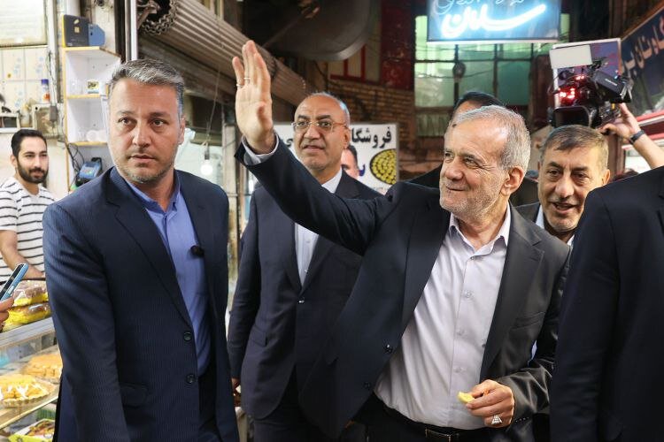 حضور سرزده رئیس جمهور در بازار کرمانشاه/ او از کدام شیرینی امتحان کرد +تصویر