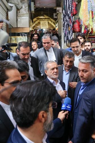 حضور سرزده رئیس جمهور در بازار کرمانشاه/ او از کدام شیرینی امتحان کرد +تصویر