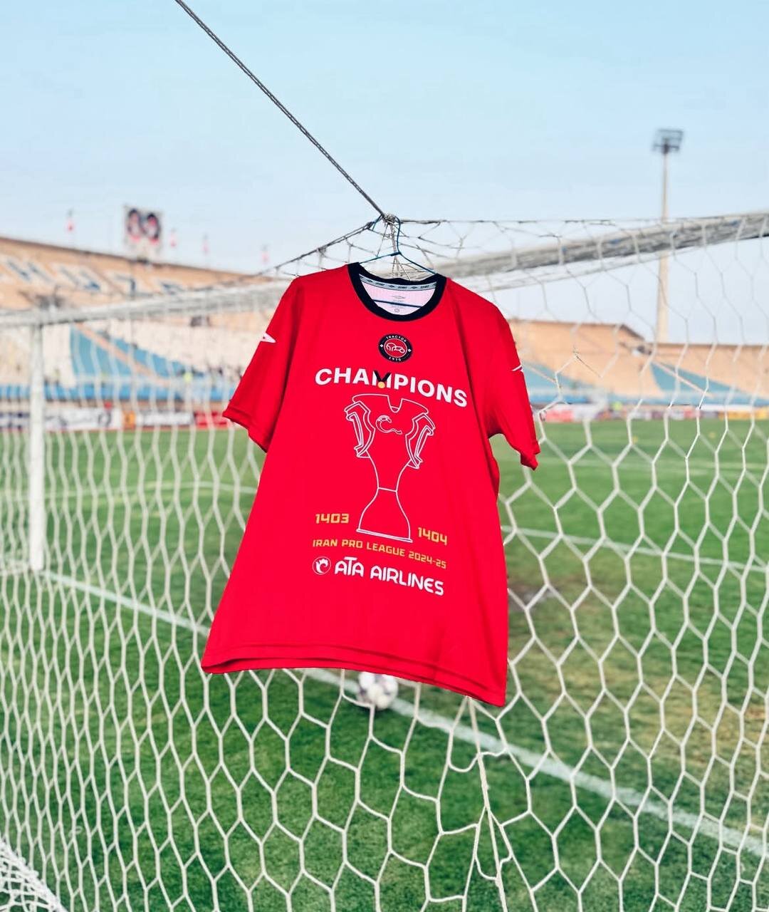 عکس | رونمایی از پیراهن قهرمانی تراکتور در اهواز