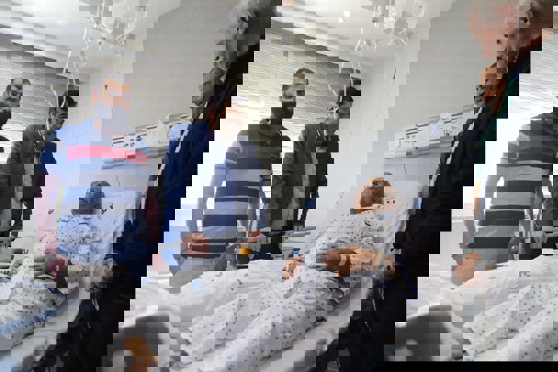 عکس| عیادت وزیر ورزش و جوانان از حسن روشن