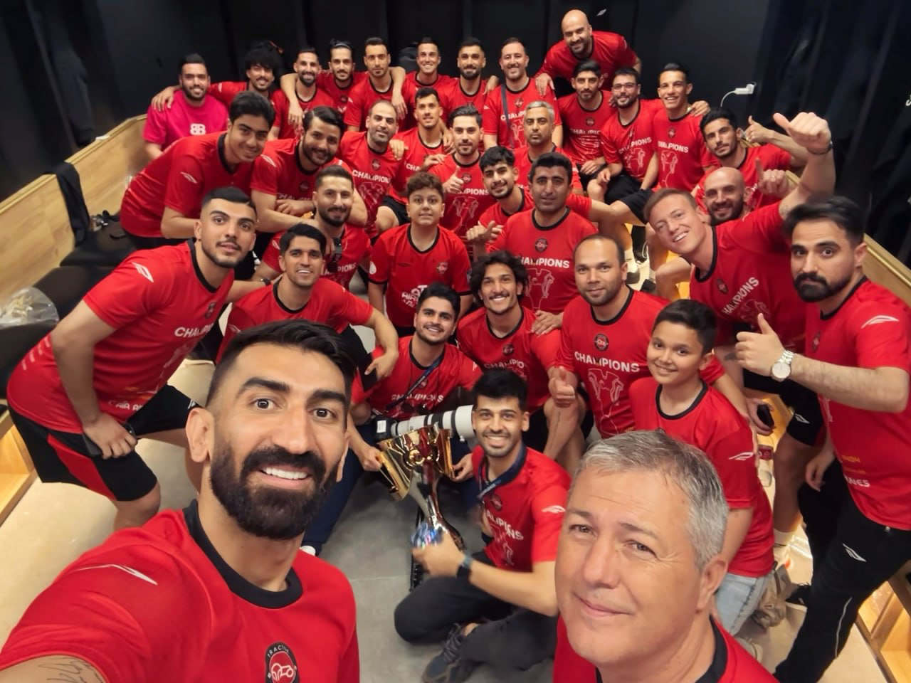 عکس| سلفی تراکتوریها با جام قبل از جشن قهرمانی