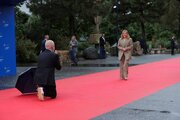 ببینید | زانو زدن نخست‌وزیر آلبانی برای استقبال از نخست وزیر زن ایتالیا