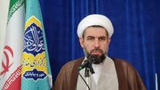 تصویری از امام جمعه‌ای که هنگام ایراد خطبه، فرزند چهارمش را در آغوش داشت