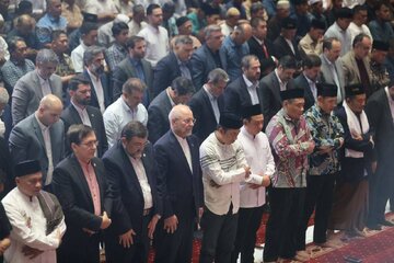 تصاویری از قالیباف در  نماز جمعه جاکارتا/ شیعه و سنی در کنار هم