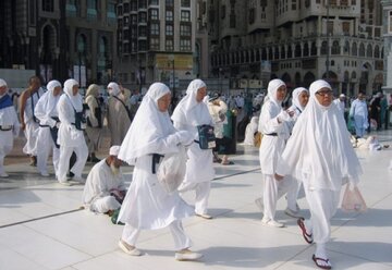 حکم طواف بانوان در محدوده طواف با احتمال برخورد به نامحرم چیست؟