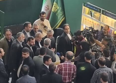 تصاویری از مسعود پزشکیان در بین مردم/ رئیس جمهور به نمایشگاه کتاب رفت