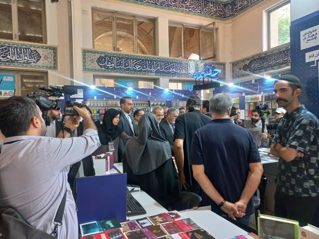 تصاویری از مسعود پزشکیان در بین مردم/ رئیس جمهور به نمایشگاه کتاب رفت