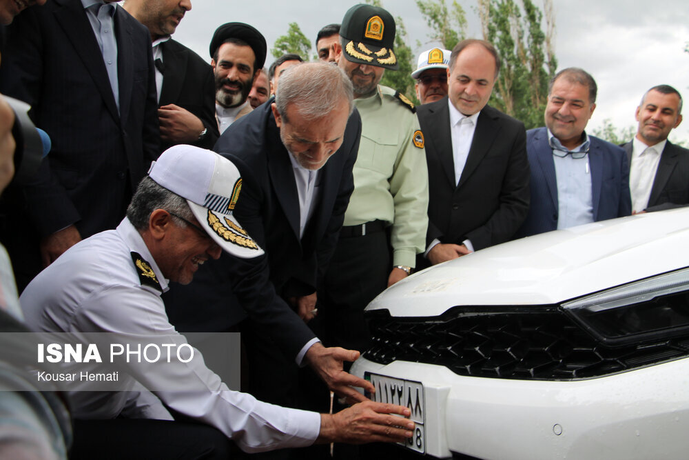 عکس جالب از مسعود پزشکیان هنگام نصب پلاک خودرو/ ژست های آقای رئیس جمهور در کرمانشاه