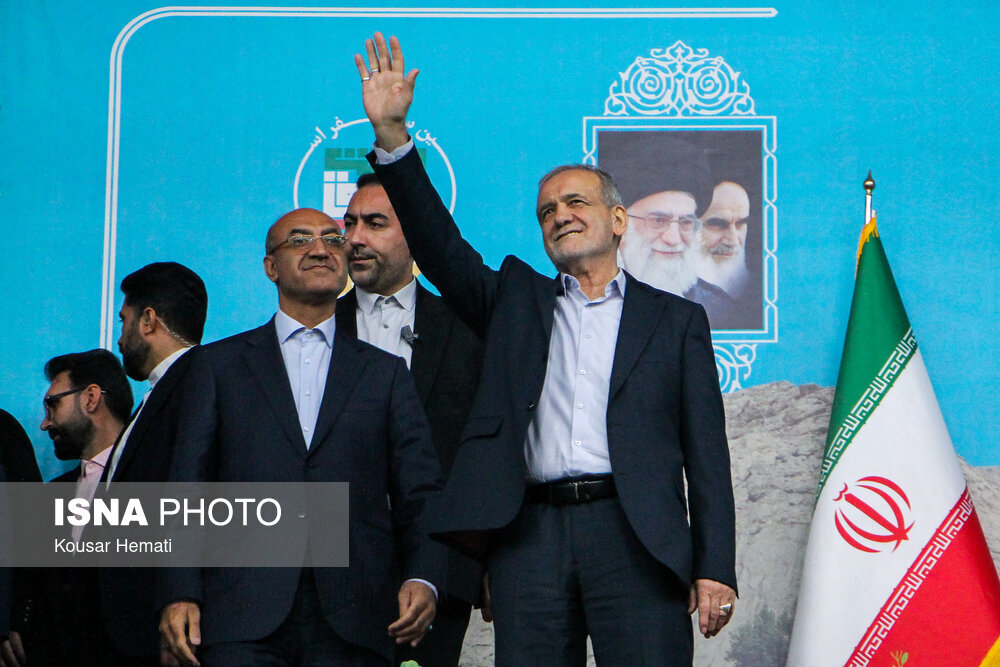 عکس جالب از مسعود پزشکیان هنگام نصب پلاک خودرو/ ژست های آقای رئیس جمهور در کرمانشاه