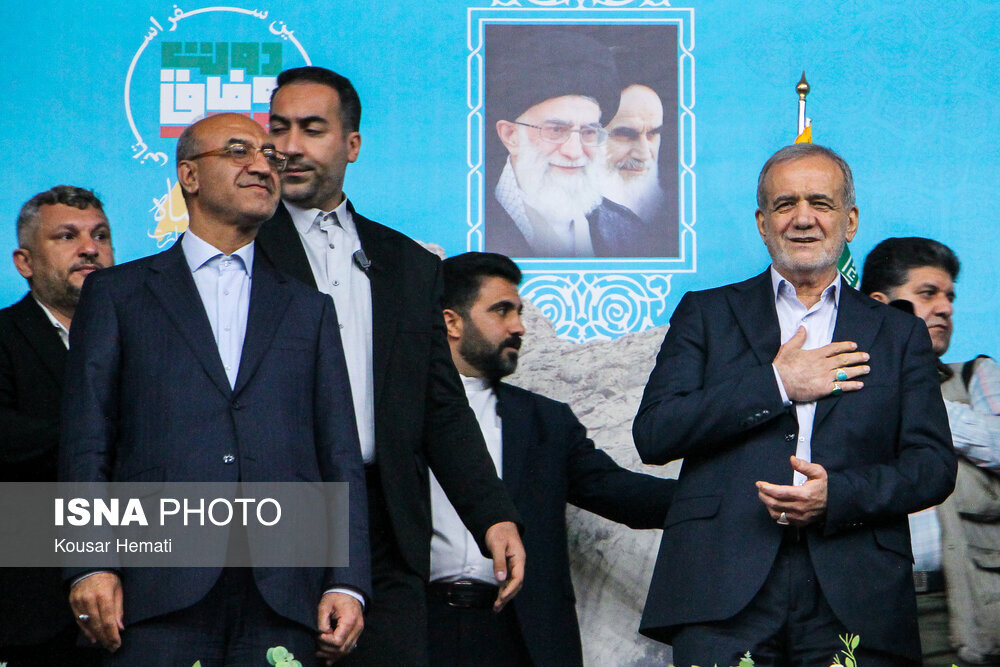 عکس جالب از مسعود پزشکیان هنگام نصب پلاک خودرو/ ژست های آقای رئیس جمهور در کرمانشاه