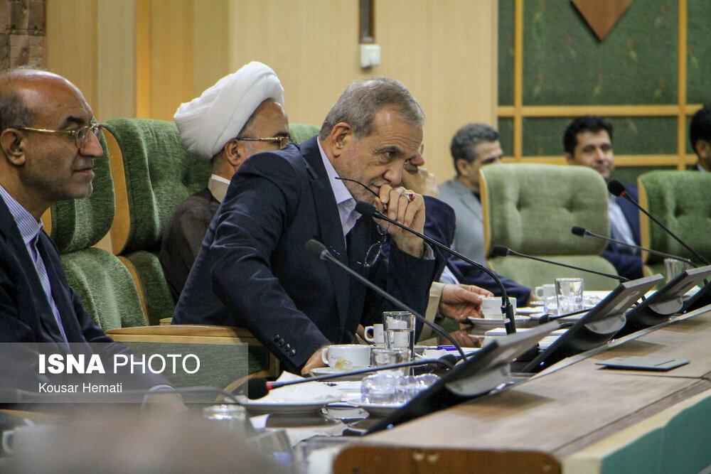 عکس جالب از مسعود پزشکیان هنگام نصب پلاک خودرو/ ژست های آقای رئیس جمهور در کرمانشاه