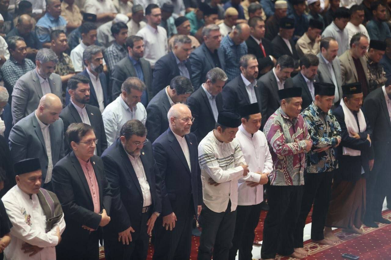 تصاویری از قالیباف در نماز جمعه جاکارتا/ شیعه و سنی در کنار هم