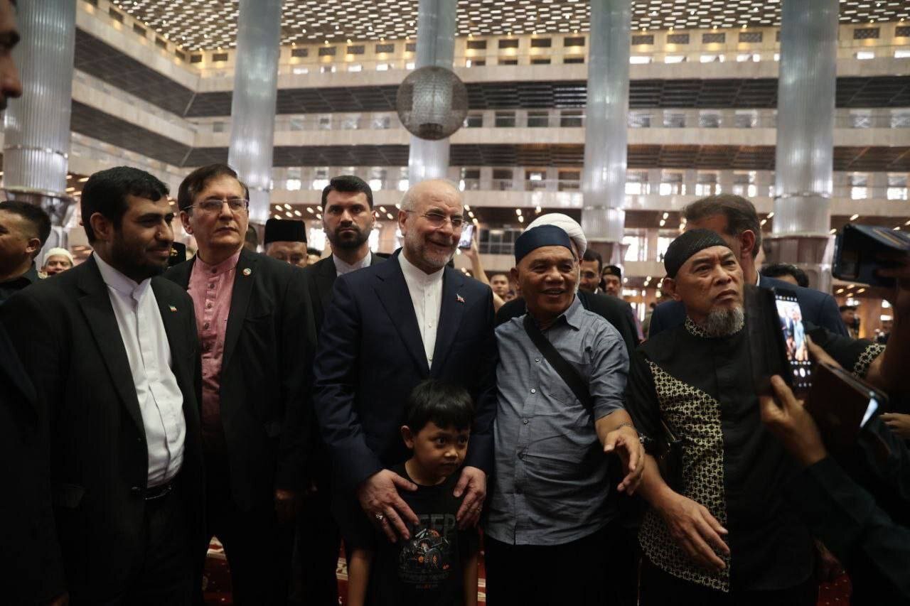 تصاویری از قالیباف در نماز جمعه جاکارتا/ شیعه و سنی در کنار هم