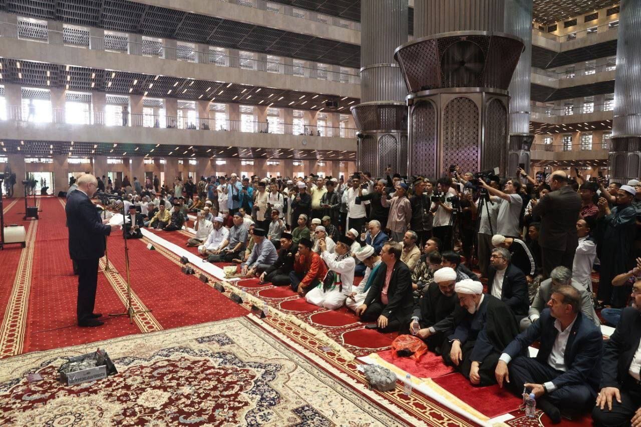 تصاویری از قالیباف در نماز جمعه جاکارتا/ شیعه و سنی در کنار هم
