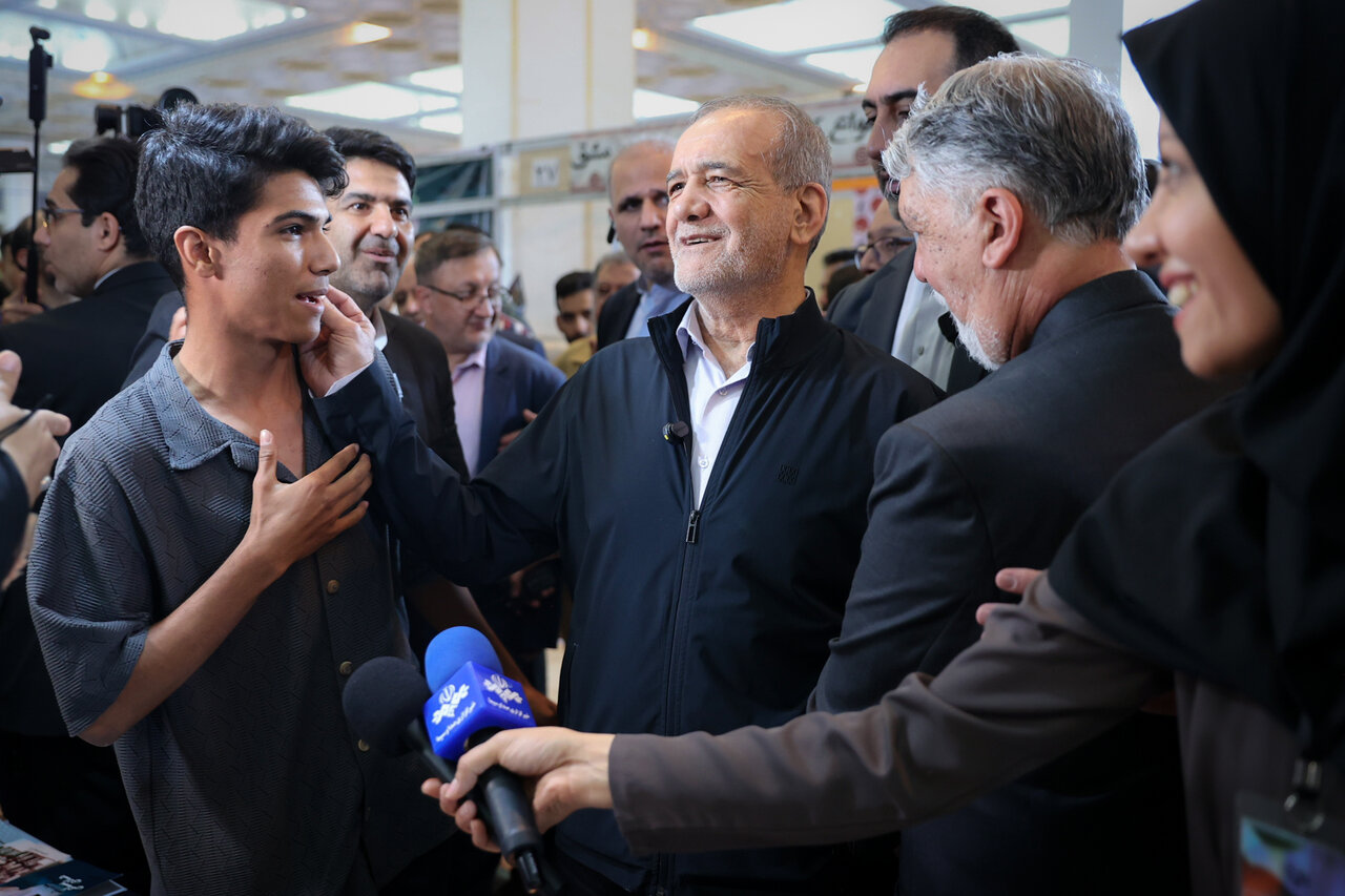 علی مطهری و پزشکیان در نمایشگاه کتاب به هم رسیدند/ کشیدن لپ یک جوان توسط رئیس جمهوری+ تصاویر