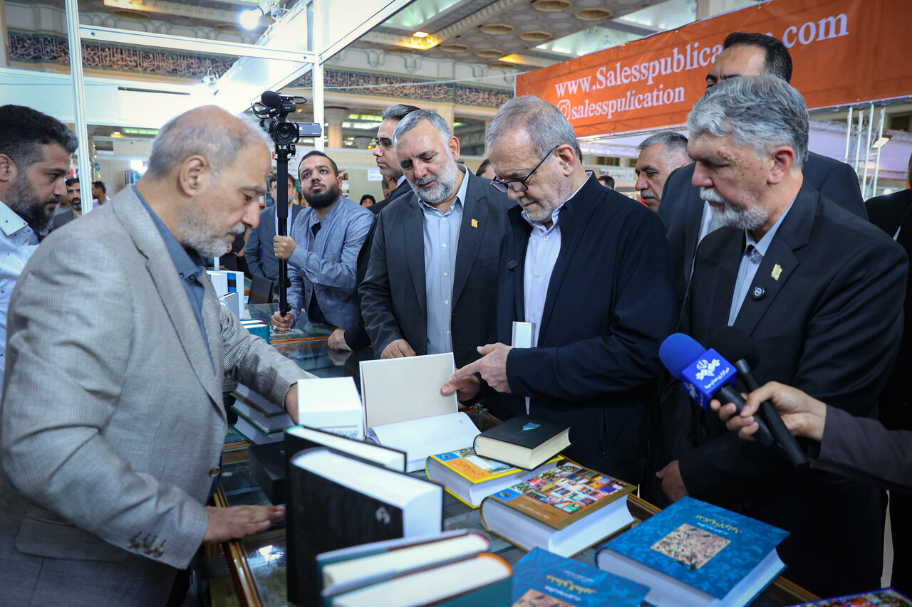علی مطهری و پزشکیان در نمایشگاه کتاب به هم رسیدند/ کشیدن لپ یک جوان توسط رئیس جمهوری+ تصاویر