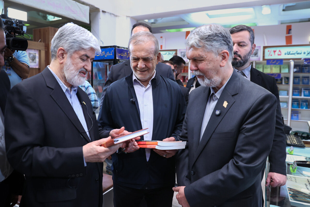 علی مطهری و پزشکیان در نمایشگاه کتاب به هم رسیدند/ کشیدن لپ یک جوان توسط رئیس جمهوری+ تصاویر