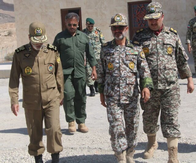 ادامه بازدیدهای فرماندهان ارشد ارتش از سایتهای پدافندی/ فرمانده کل ارتش به منطقه پدافند هوایی جنوب شرق رفت+ عکس