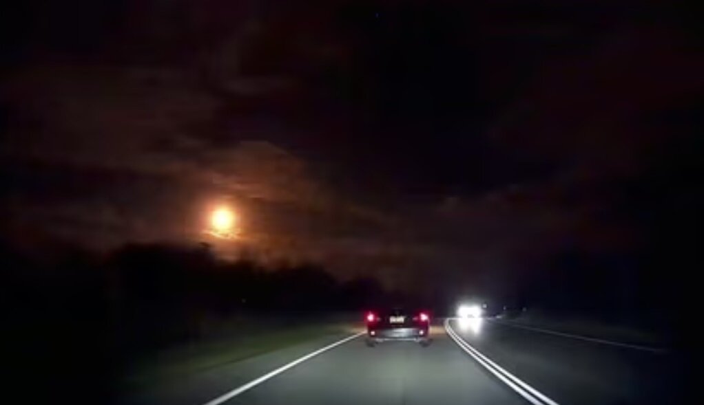 دیده شدن شهابسنگ در ساعت ۶ صبح خبرساز شد/ عکس