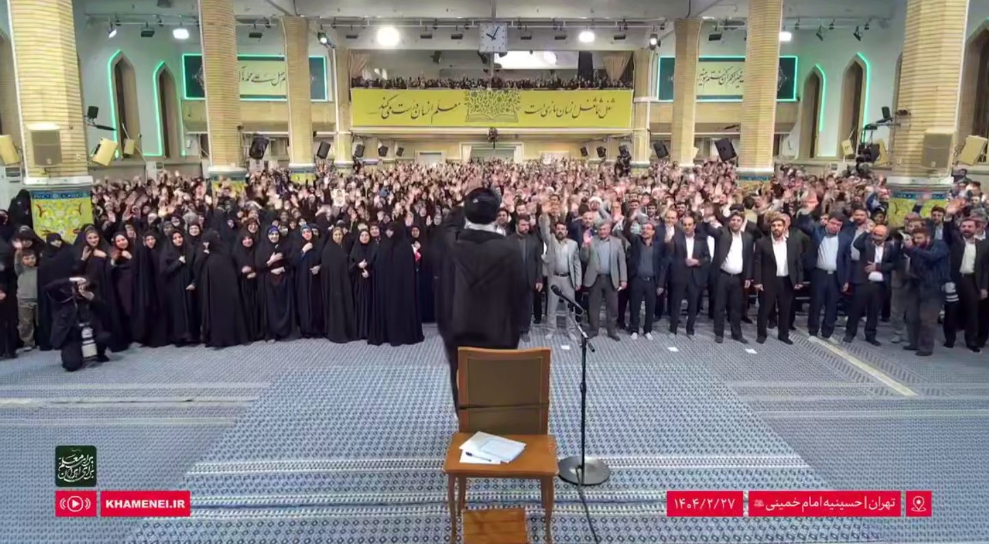 تصاویری از ورود رهبر انقلاب به حسینیه امام خمینی/ آغاز دیدار معلمان و فرهنگیان با مقام معظم رهبری