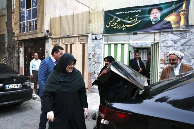 مهاجرانی به دیدار مادر شهید رئیسی رفت+تصویر