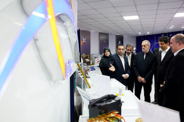 بازدید پزشکیان و خانم سخنگو از فناوری‌های ویژه+عکس