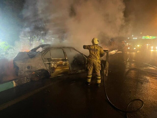 حریق خودروی سمند در این بزرگراه تهران/ عکس