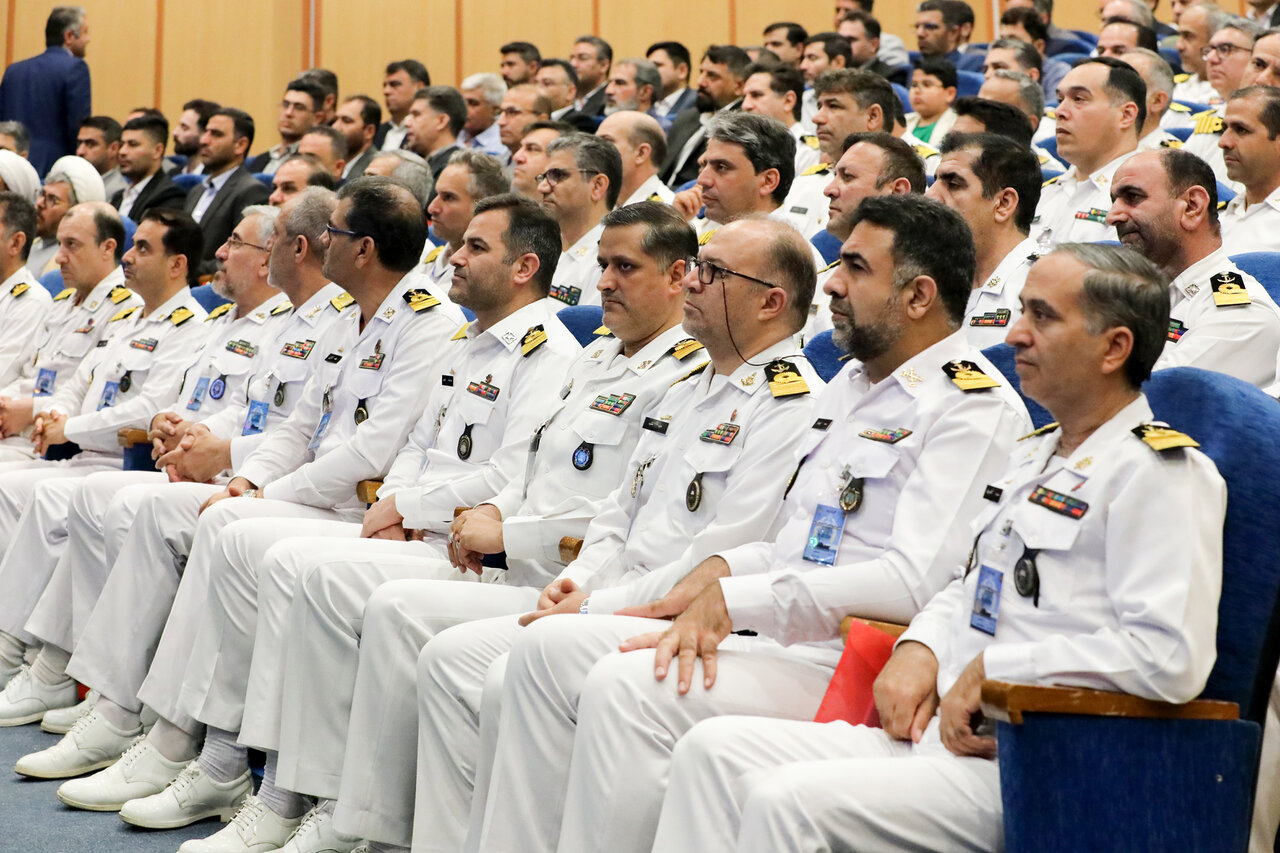 تصاویر حضور پزشکیان در جمع فرماندهان نیروی دریایی / ادای احترام فرمانده کل ارتش با لباس نیروی دریایی
