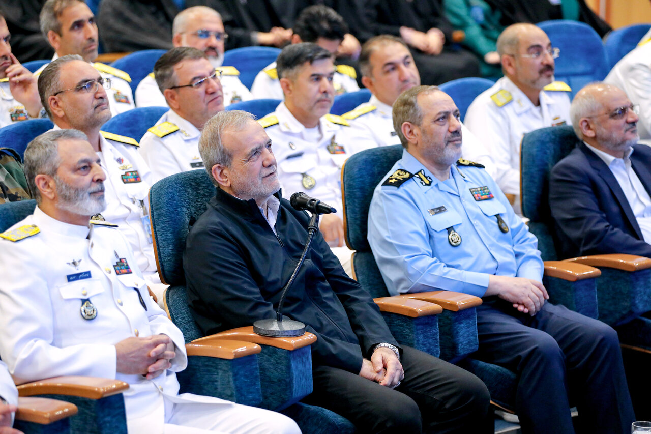 تصاویر حضور پزشکیان در جمع فرماندهان نیروی دریایی / ادای احترام فرمانده کل ارتش با لباس نیروی دریایی