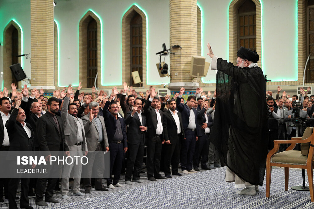 تصاویری از دیدار معلمان با رهبر انقلاب/ وزیر آموزش و پروش دولت احمدی نژاد هم بود