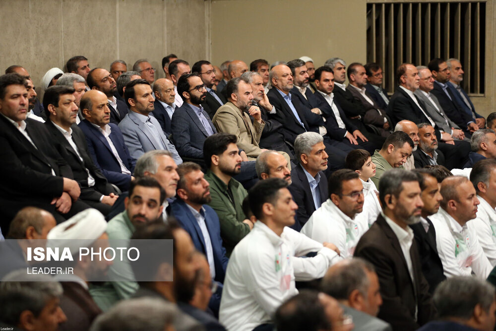 تصاویری از دیدار معلمان با رهبر انقلاب/ وزیر آموزش و پروش دولت احمدی نژاد هم بود