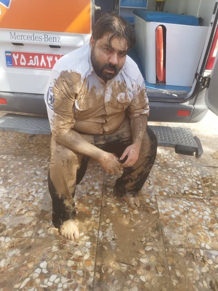 شیرجه امدادگر اورژانس به کانال آب برای نجات دختر ۶ ساله/ عکس