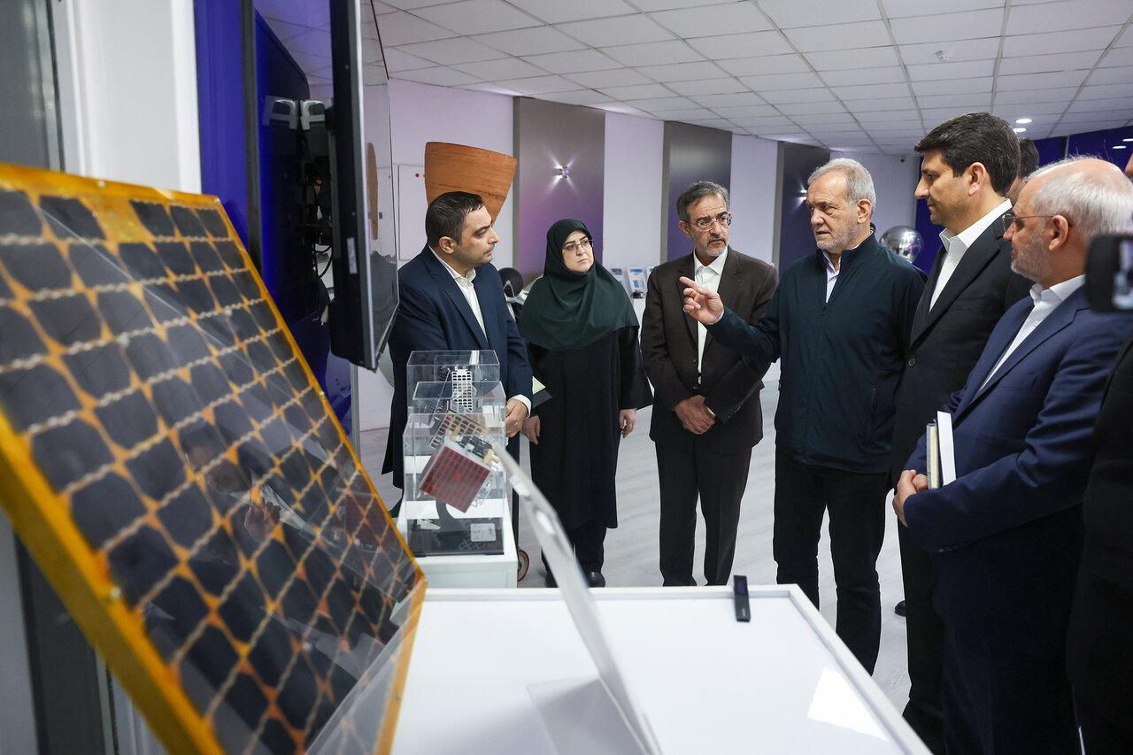 تصاویری از پزشکیان و سخنگوی دولت در حال بازدید از فناوریهای ویژه