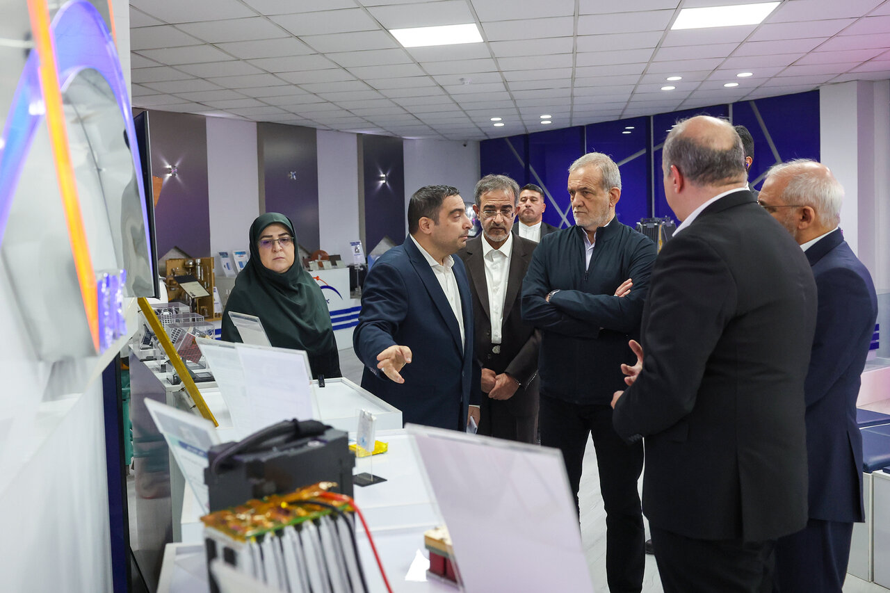 تصاویری از پزشکیان و سخنگوی دولت در حال بازدید از فناوریهای ویژه