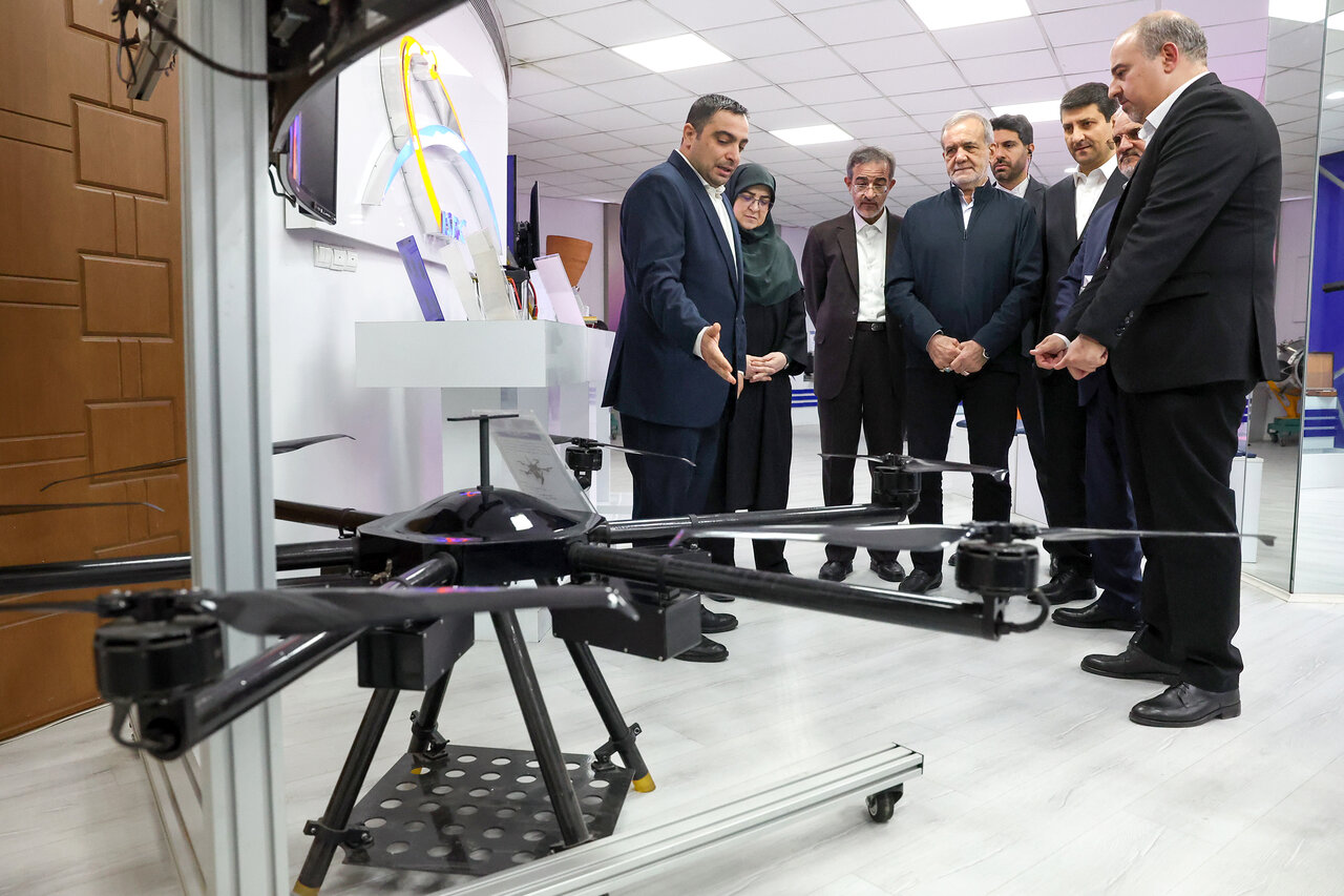 تصاویری از پزشکیان و سخنگوی دولت در حال بازدید از فناوریهای ویژه