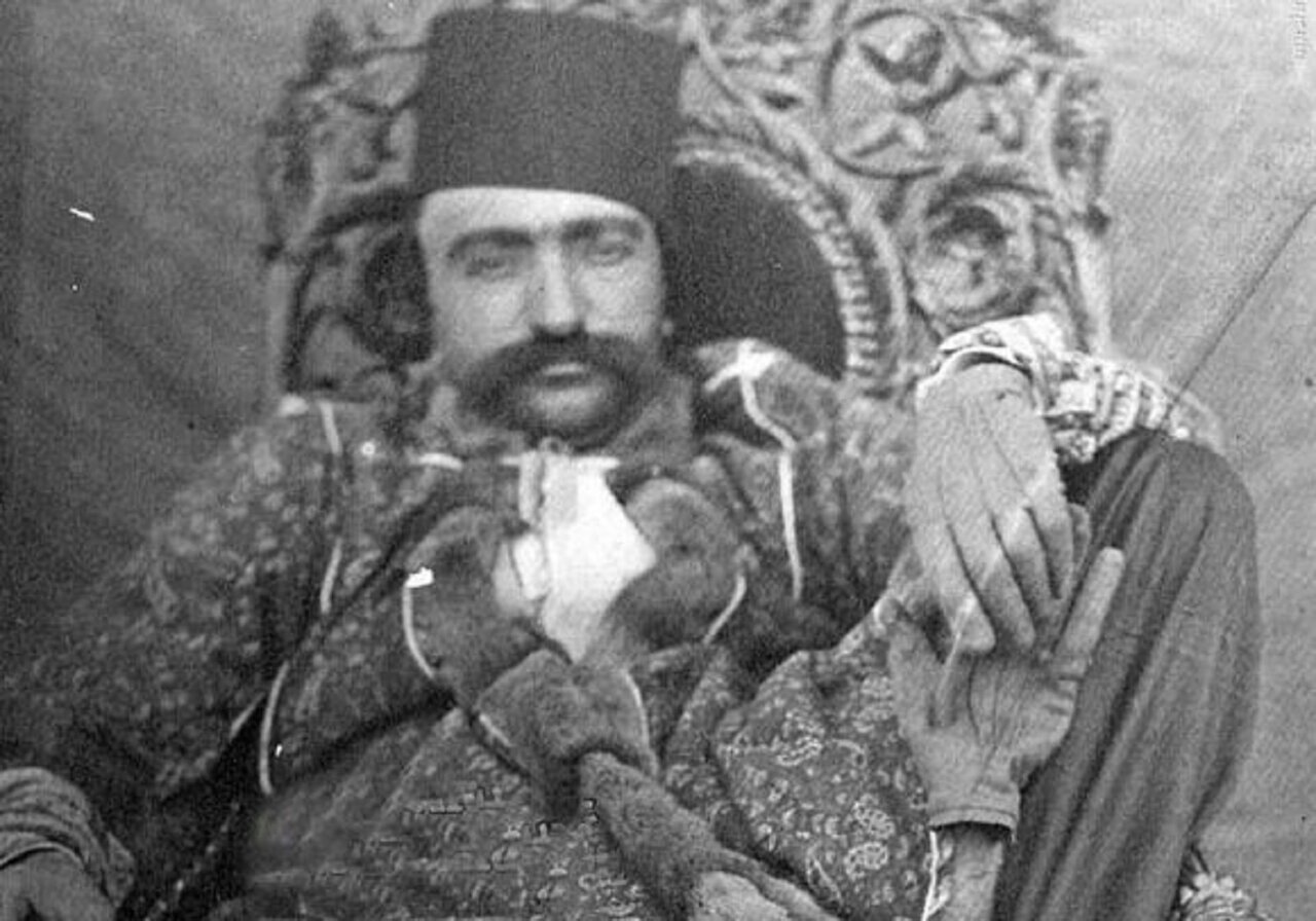 در خاطرات ناصرالدین‌شاه، اشاره شده است که وی به حمام سرتن‌شوری مراجعه کرده است. این تجربه به نوعی نامطلوب توصیف شده و او از گرمی آب در این مکان ابراز نارضایتی کرده است.