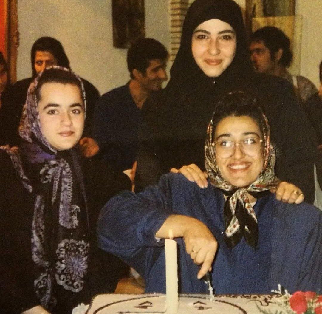 عکس | تصویری جالب از جوانی‌های نعیمه نظام‌دوست در کنار فاطمه هاشمی و معصومه کریمی در پشت صحنه «ساعت خوش»