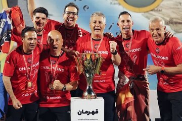 عکس | ژست بامزه دختر اسکوچیچ در جشن قهرمانی تراکتور عکس | ژست بامزه دختر اسکوچیچ در جشن قهرمانی تراکتور