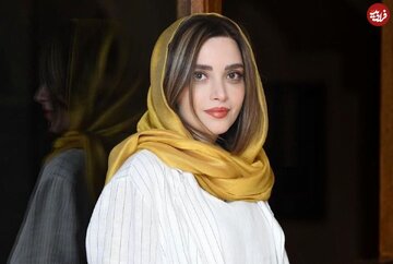 بهنوش طباطبایی بازیگر در تولد ۴۴ سالگی‌ همراه با پدر و مادر