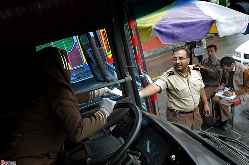 فرمانِ فراموششده؛ سرنوشت فرحناز شیری و ۳۰ زن راننده/ یک عضو شورای شهر تهران خواستار حذف محدودیت جذب راننده زن شد