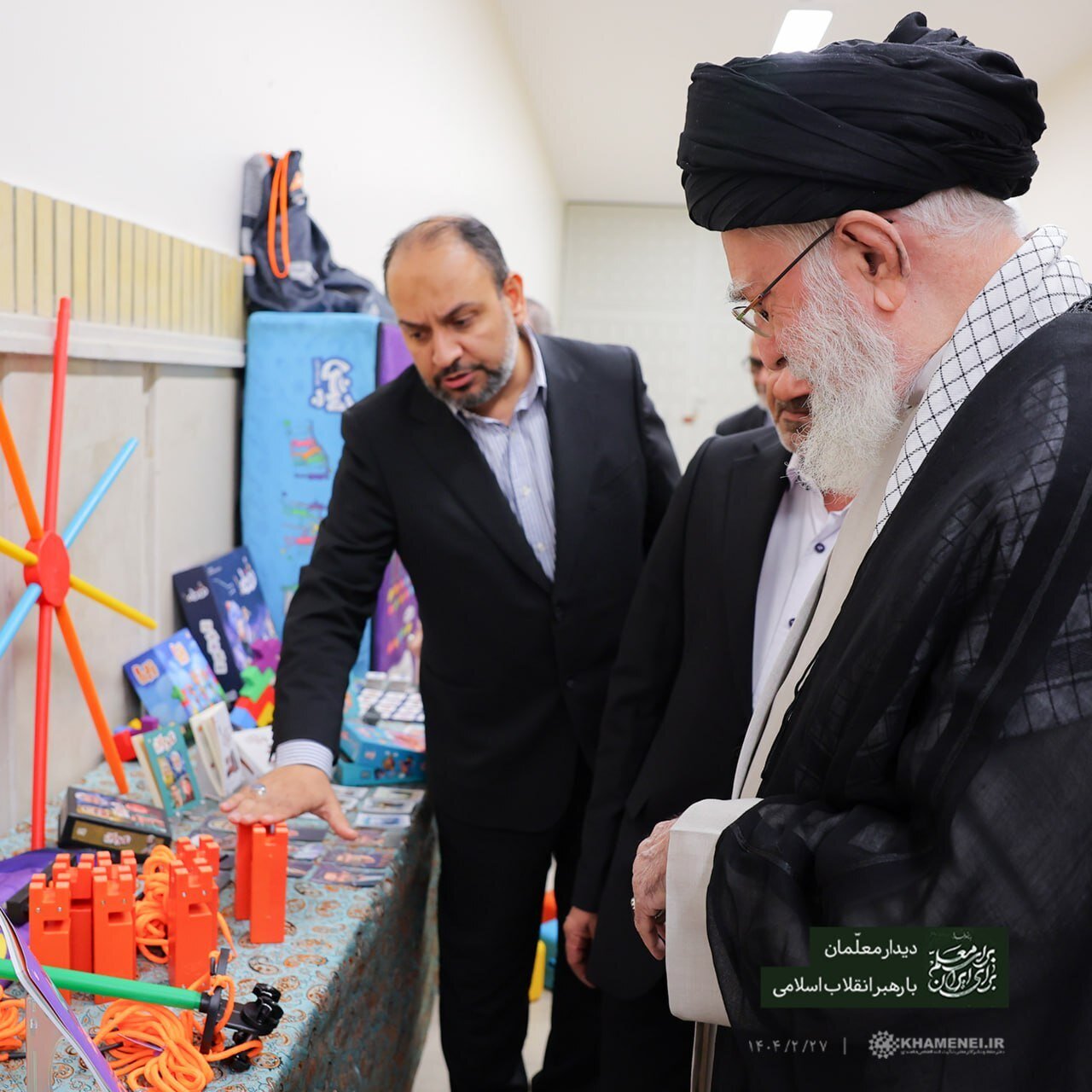 تصاویری از بازدید مقام معظم رهبری از یک نمایشگاه